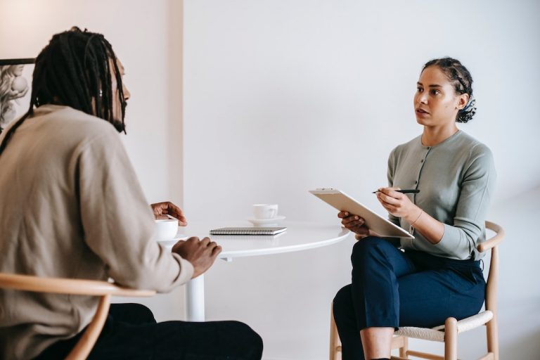 Two people engage in a discussion over coffee, highlighting Viares application support.